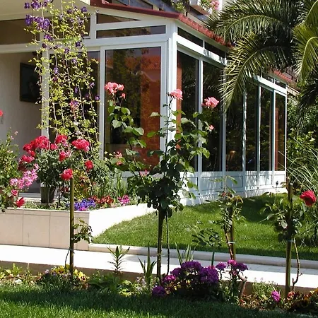 In With Balcony, Air Conditioning, Wi-fi Guest house