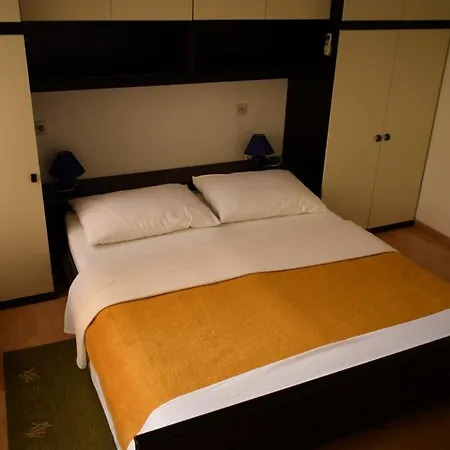 In With Balcony, Air Conditioning, Wi-fi Guest house